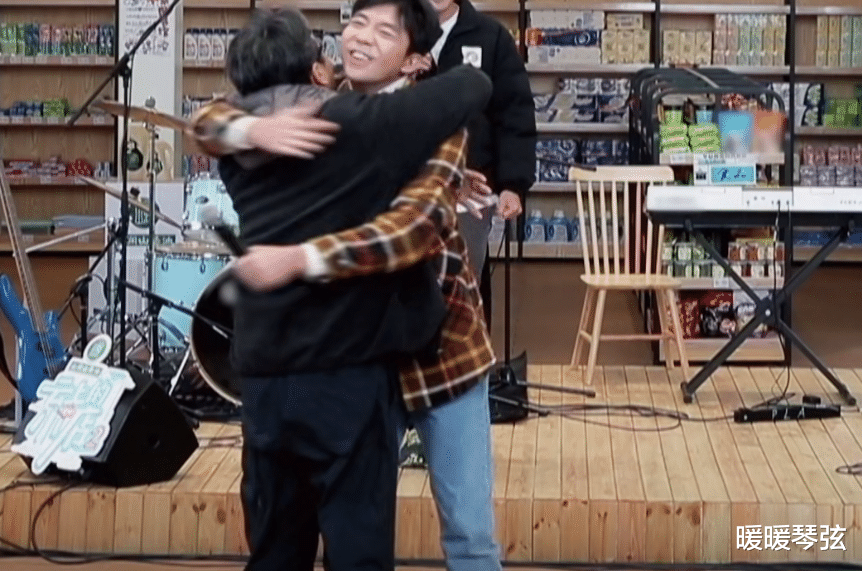 王昱珩|13年了，俞灏明再次和汪涵在综艺节目中同框，面对镜头大方自信