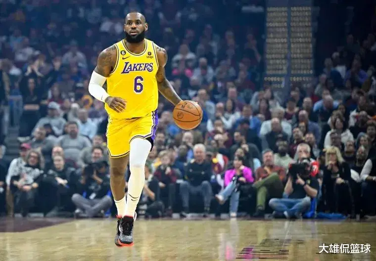 湖人历史上收入最高的12名球员：科比第一，詹姆斯第二