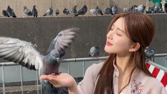 赵露思国外摆拍！站水坑两腿泥被嘲邋遢，躺老外帅哥怀被骂风尘