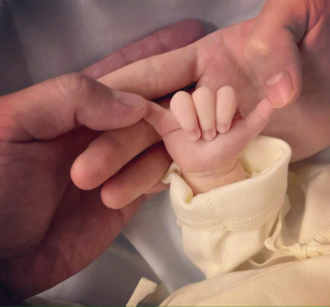 郑恺深夜带苗苗看《前任4》，撇下一双儿女独享二人世界，夫妻合体撒糖超甜