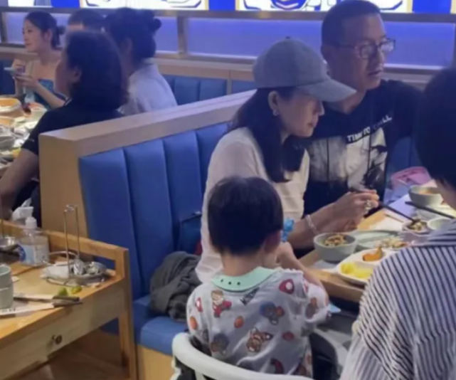 赵本山|章子怡前往赵本山家中欢聚,满面红光显醉意,小蛮腰抢镜十足!