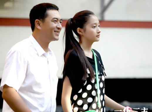 关晓彤|关晓彤时装周造型受争议，脖子不涂粉有色差，曾说坚决不换造型师