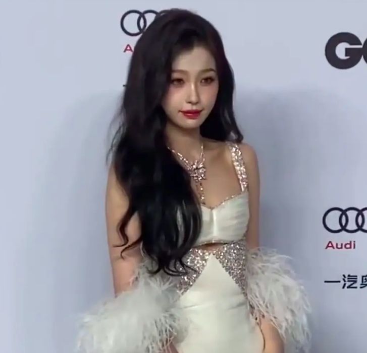 GQ盛典虞书欣生图一言难尽！妆容邋遢被吐槽刮了两层腻子，还嘟嘴