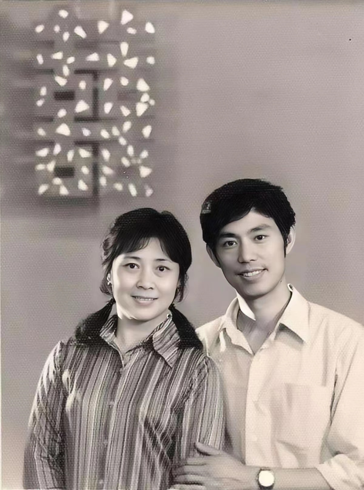 刘三姐黄婉秋灵堂曝光,家人沉重悼念,丈夫面对镜头露笑容引热议