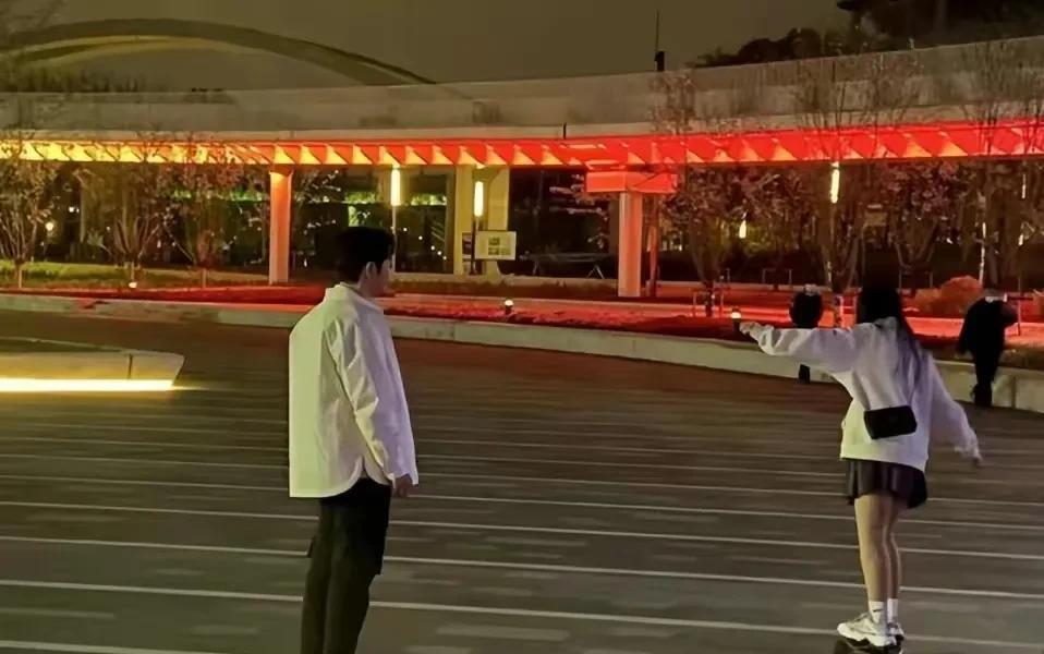 黄晓明|黄晓明和叶珂公园玩滑板,疑似好事将近,网友评价叶珂颜值不如杨颖
