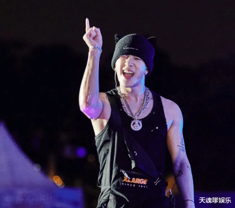 王嘉尔海量亲密照曝光，与辣妹十指紧扣搂肩抱腰，网友：坐等塌房