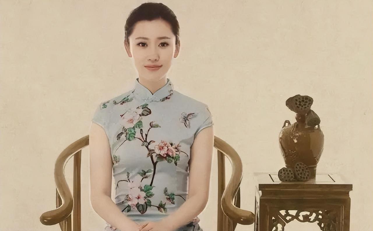 《新闻联播》主持王音棋“突然”笑了，评论区却沦陷：再也不看你