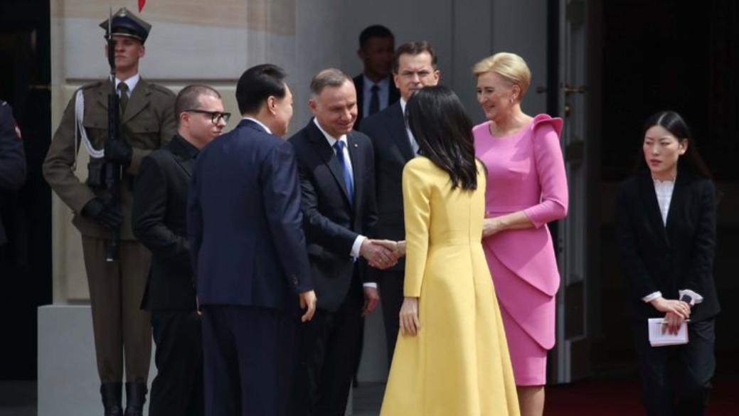 春夏穿搭 波兰夫人接待韩国夫人！穿粉裙踩粉鞋丰腴大气，完胜小一岁金建希