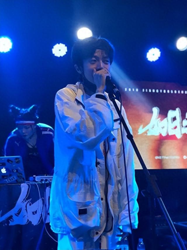 厚颜无耻!一首代表作都没有,却被捧成歌坛顶流,这些小丑羞不羞