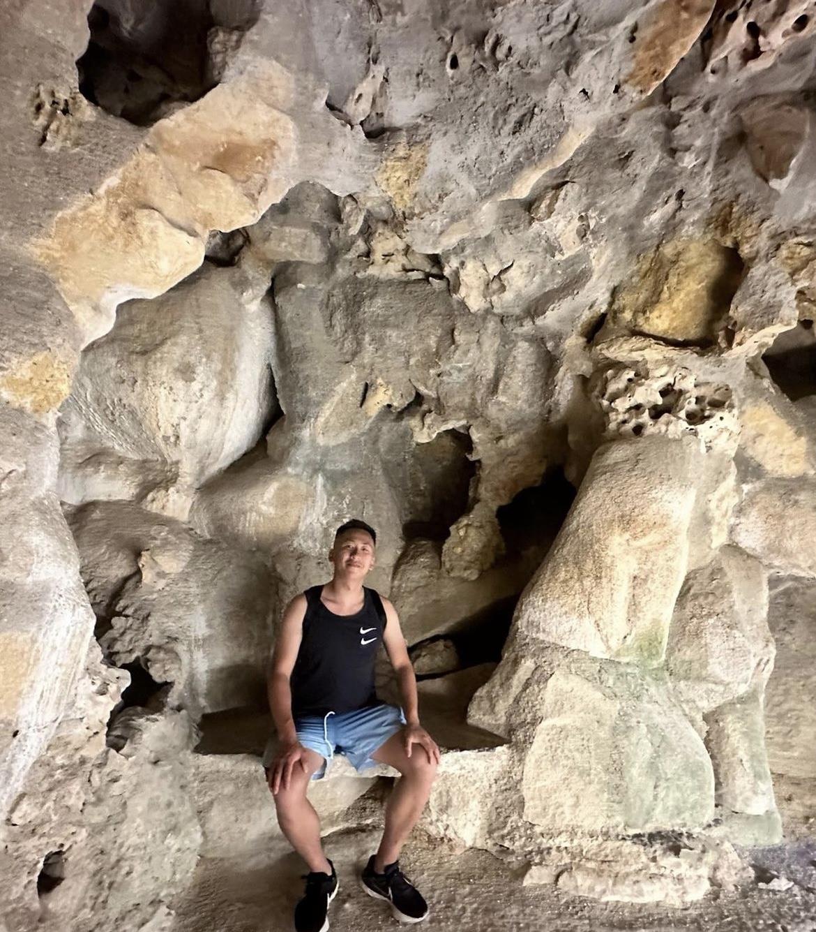 洗米华家人近况曝光，洗米嫂在国外为继子庆生，喝酒助兴感情融洽