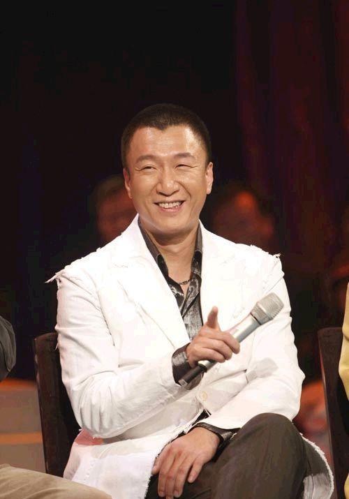 57岁戏骨全家定居在美国,拿着在中国赚的钱,住豪宅、大赞国外风景