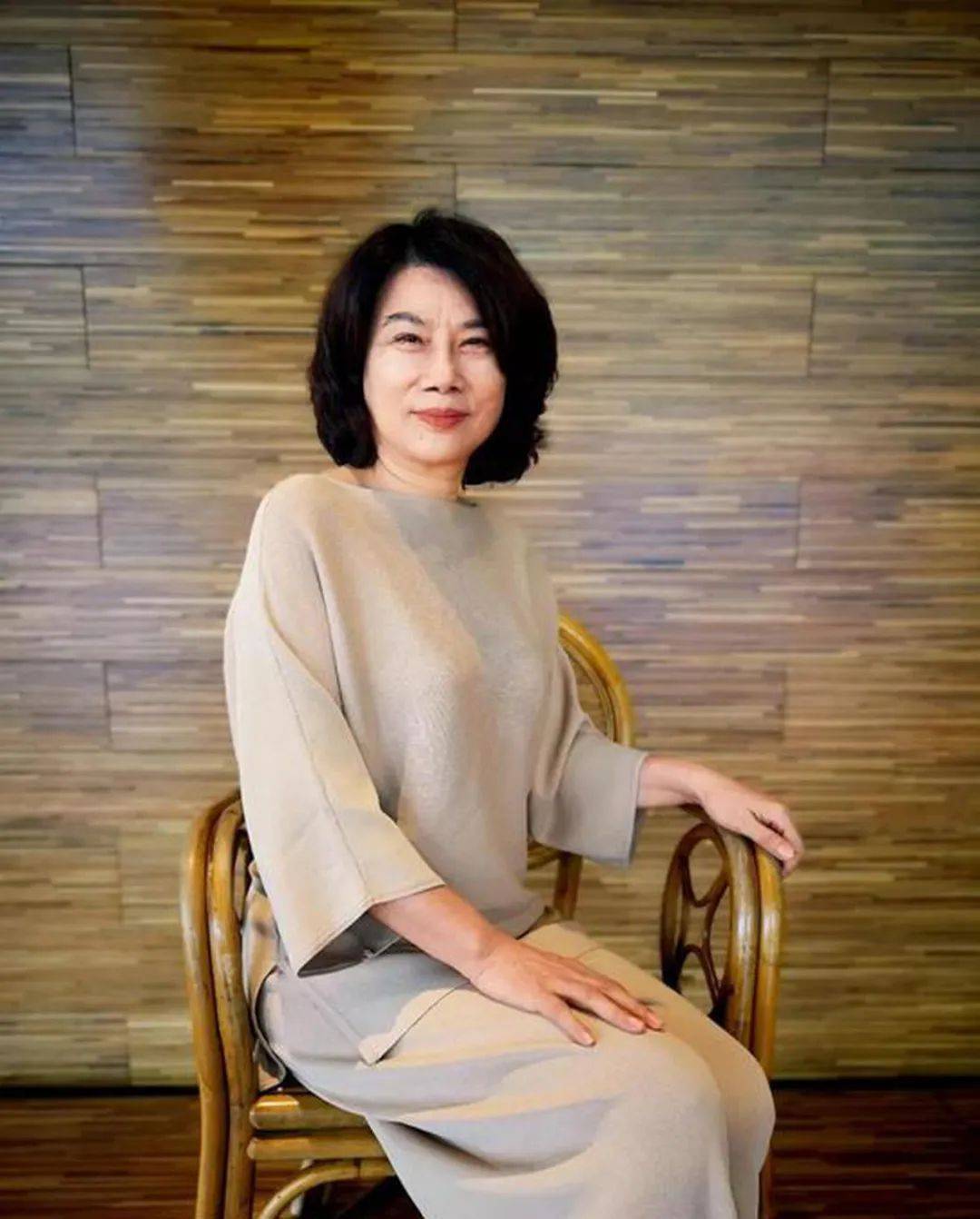 董明珠恋上小35岁格力男高管?两人亲密照曝光,还和张兰因此决裂?