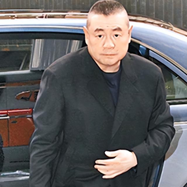 72岁刘銮雄变更遗嘱，前妻之子继承大部分财产，娇妻甘比被踢出局