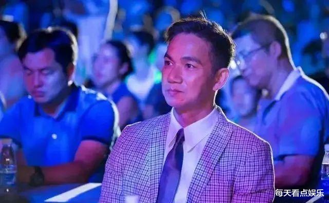 过气港星内地疯狂捞金,曾是TVB御用奸人,妻女在国外坐千万名车