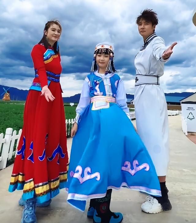 张丹峰带妻女出游，背起洪欣和女儿大笑，毕滢小腹隆起疑有新感情