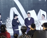 沈腾|沈腾当常远小舅子婚礼主婚人,幽默致辞逗笑全场,与人合影好亲民