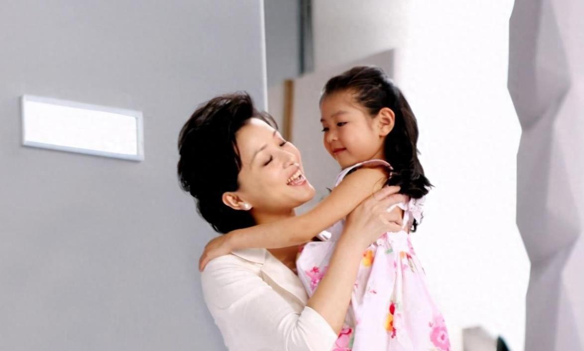 吴京的儿子叫无所谓,靳东的儿子叫靳小爷,但都败给了杨澜儿女的名字