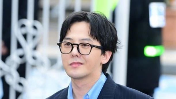 权志龙被曝吸毒后首现身，在警察厅前面带笑容，自信接受采访