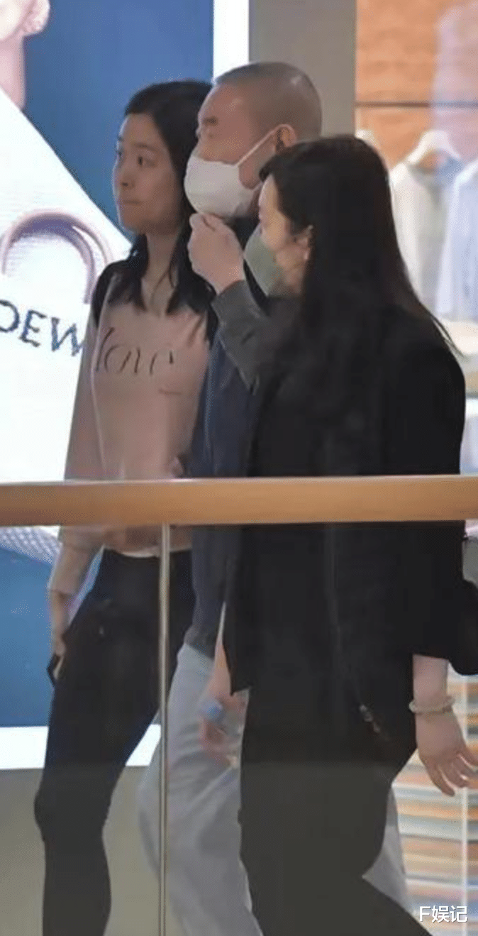 甘比儿子当老板获大刘一家捧场 吕丽君女儿则晒个人旅游照吸引关注