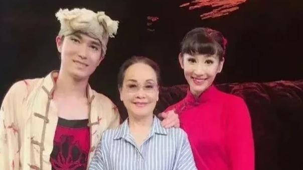 李谷一|78岁李谷一缺席春晚后首露面，脸白状态差，与领导合影弯腰引热议