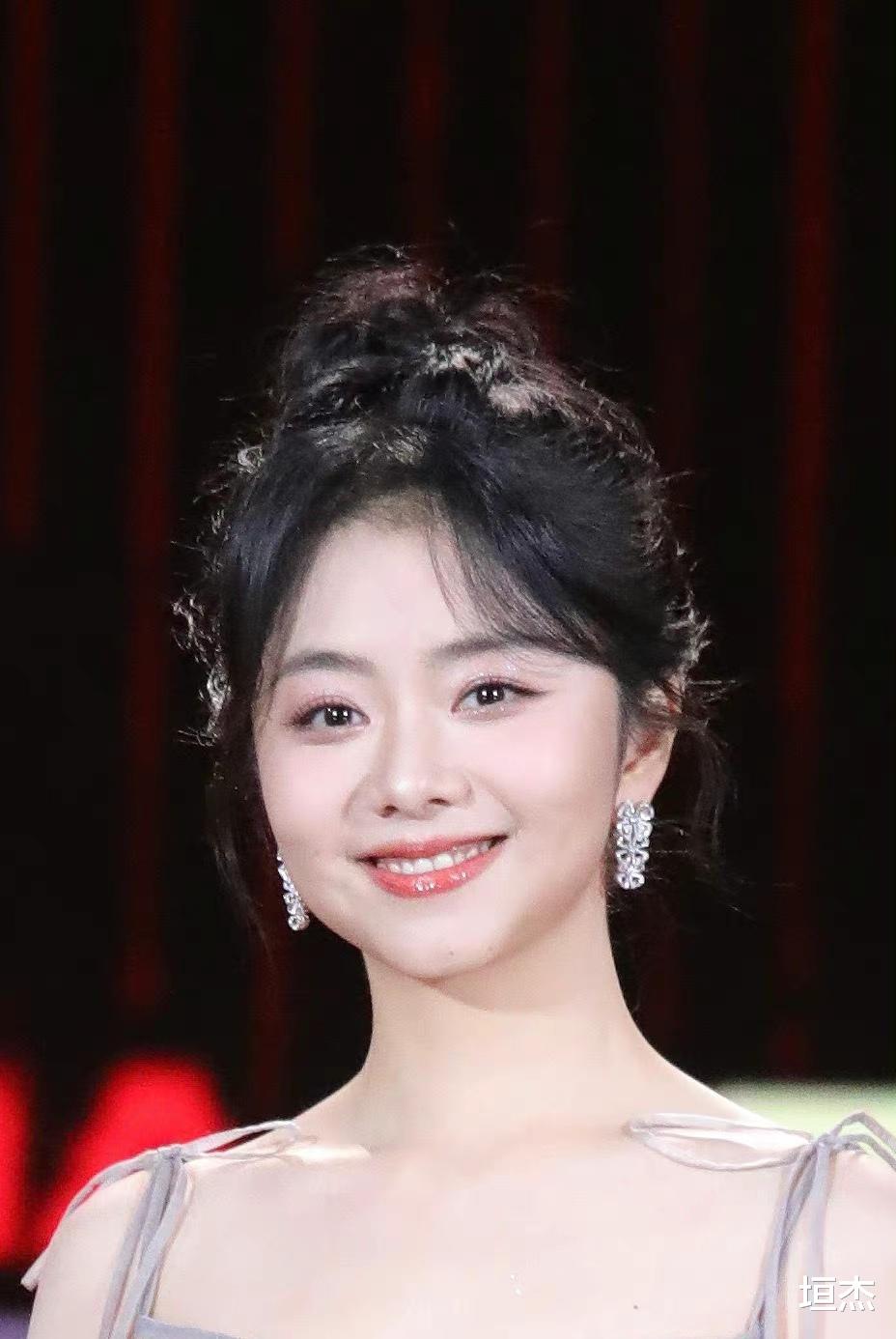 谭松韵 被谭松韵的红毯图“圈粉”了，原来她的“少女感”真不是吹出来的