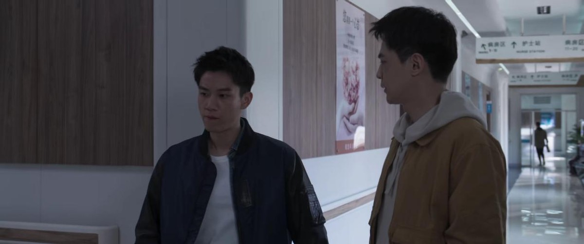 飞机头、喷发胶别硬演警察了,一脸“流氓样”,看着真让人难受