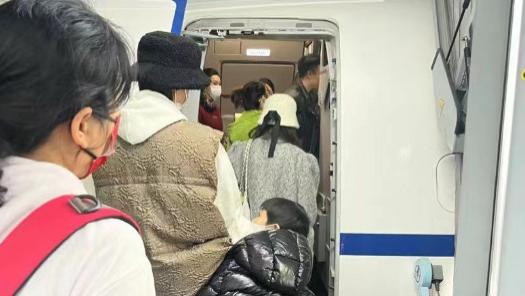 张歆艺带儿子拍戏，四坨侧脸超帅！保姆用万元包装方便面太壕气