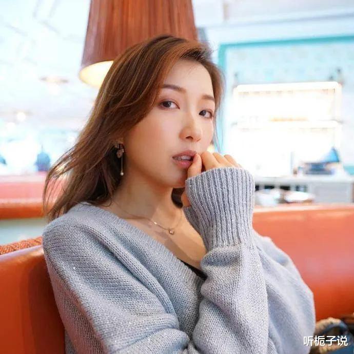 郭嘉文|郭嘉文与李泽楷分手？多次逼婚无果，从豪宅搬回村，风光早已不再