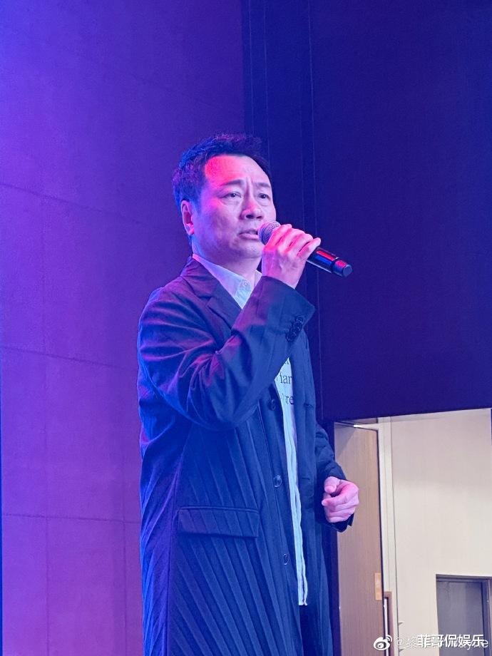 黎耀祥|黎耀祥近照曝光，头发稀疏面容苍老，与妻女庆生展现家庭温情