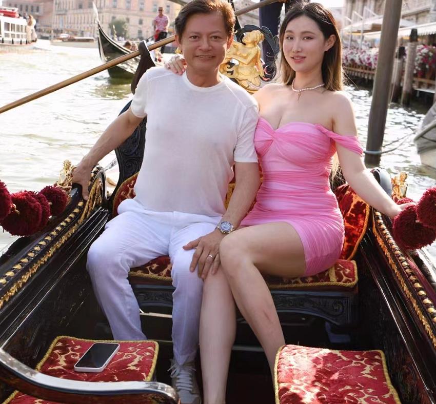 65岁莫华伦携二婚娇妻出游!激动唱歌活力四射,女方穿抹胸身材好