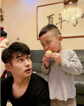 13对赵本山徒弟夫妻对比，文松老婆貌美如花，王小虎老婆撞脸周涛