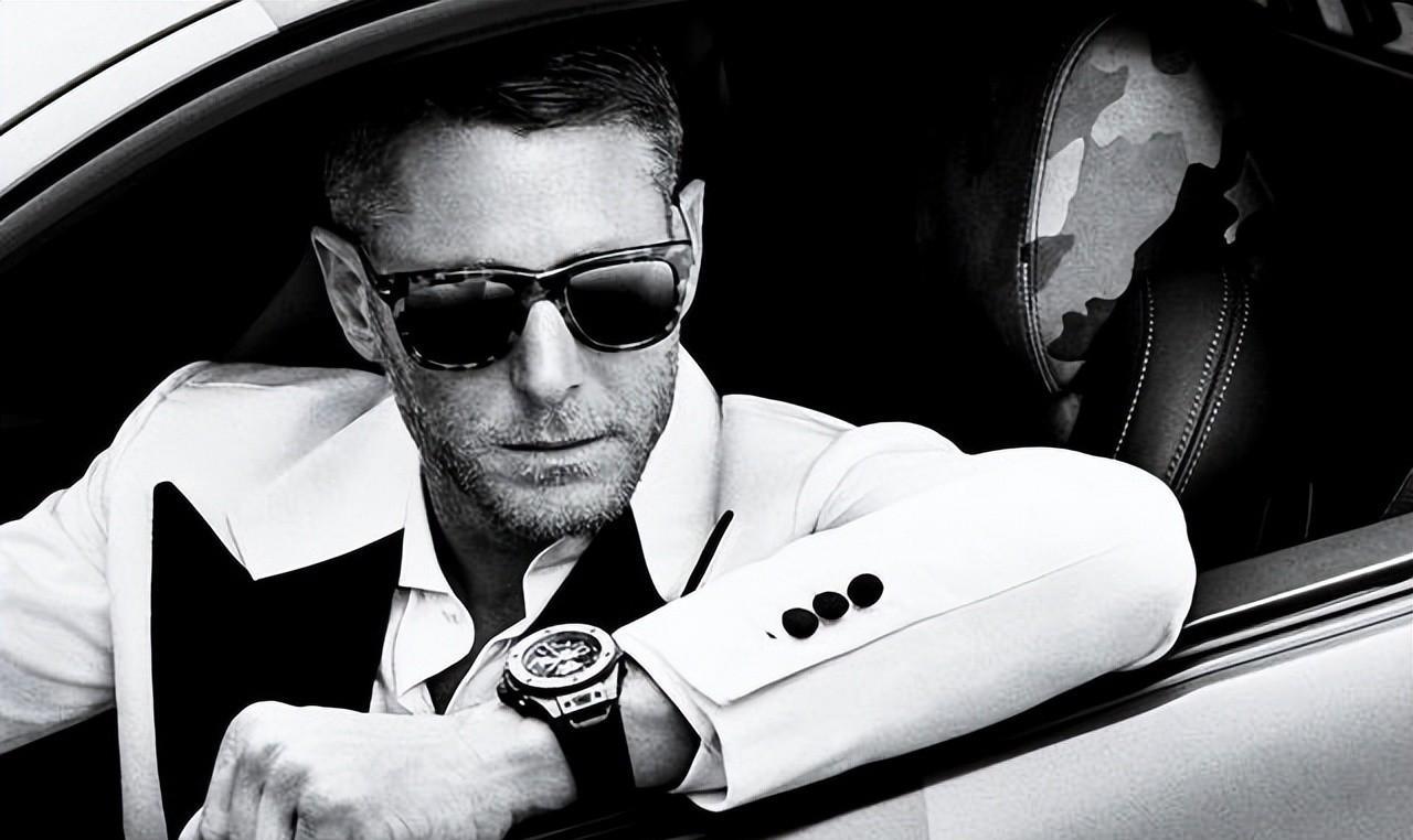 朱珠带娃看丈夫赛马,衣着时尚造型引争议,她老公太拉胯颜值