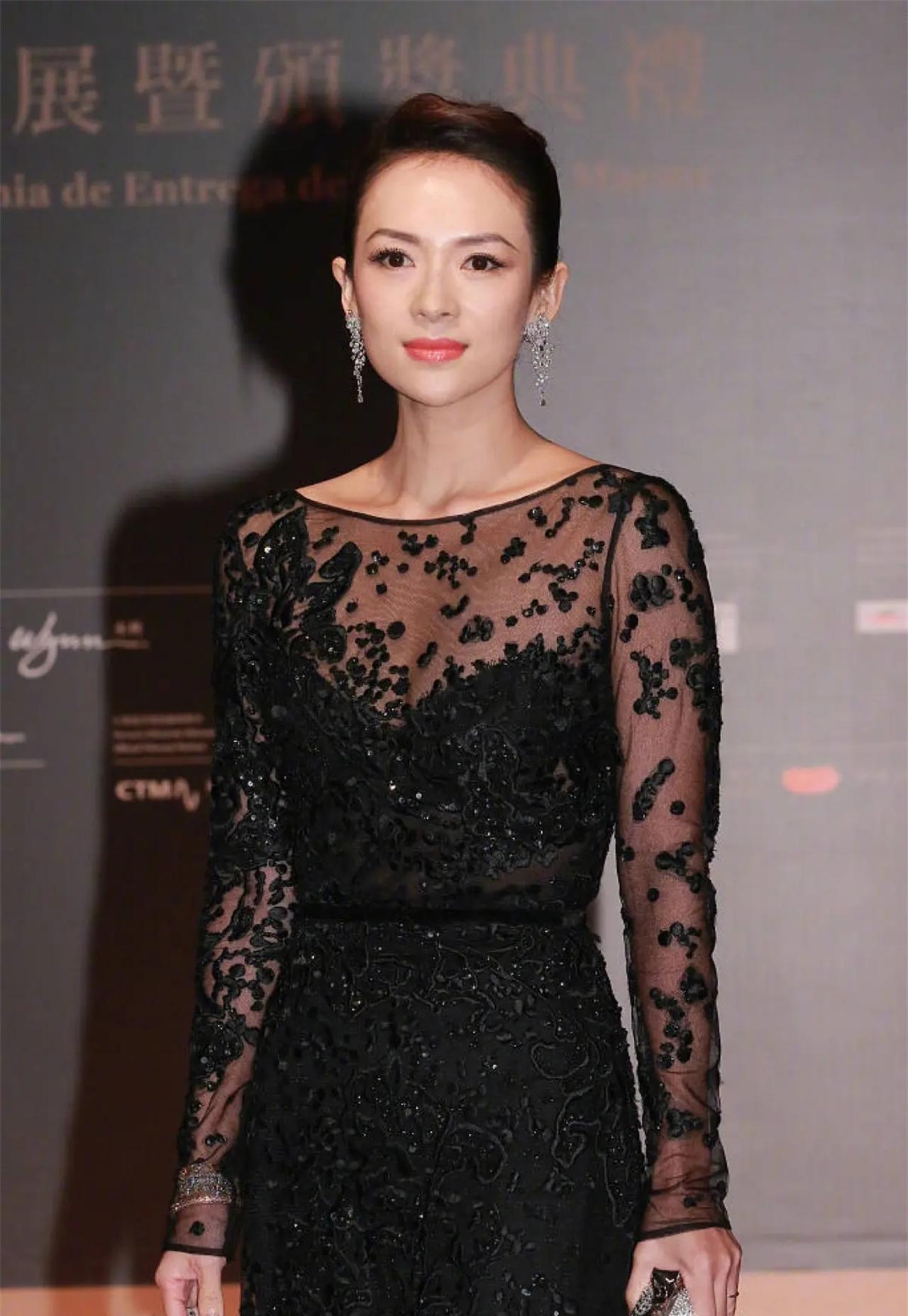 章子怡|章子怡有钱想删也删不掉的旧照,亲得成龙好开心