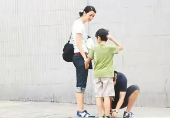 洪欣|曝洪欣心情低落，拒绝蔡少芬出门庆祝邀请，对张丹峰仍抱有期待