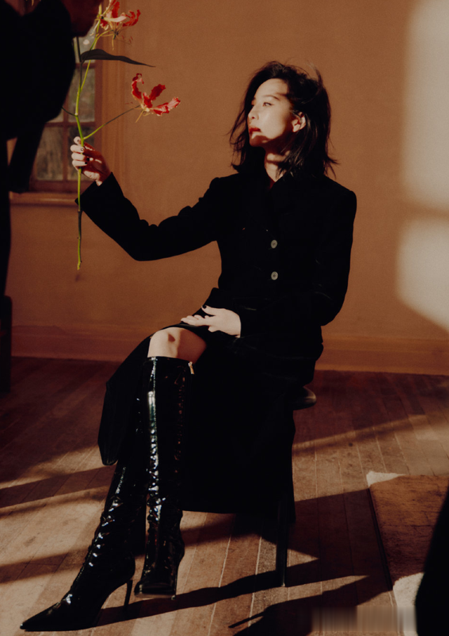 被张钧甯的国泰民安脸美到!黑色长西装外套搭细高跟长靴,很惊艳