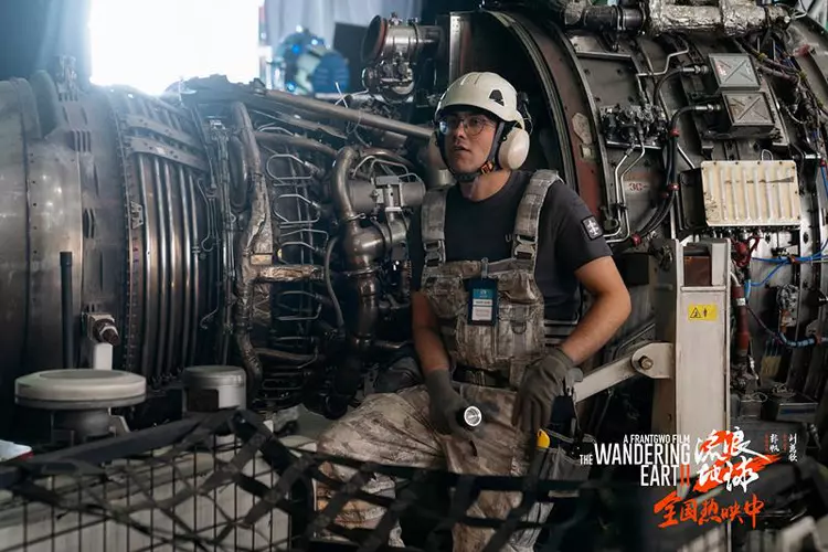 流浪地球2|外籍群演自曝《流浪地球2》拍戏经历,日薪近3000,待遇堪比皇室