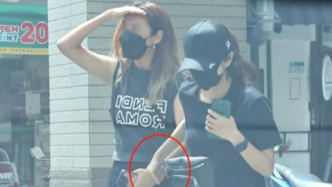 抑郁？安以轩神隐537天首露面，全副武装憔悴不堪，好友搀扶进诊所