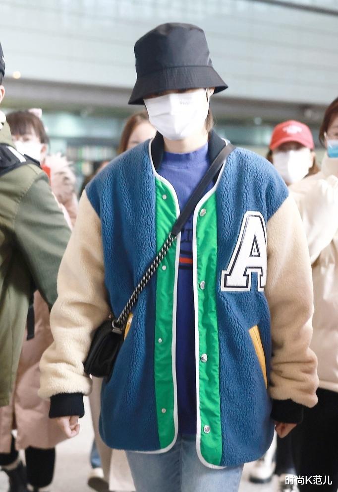 李宇春|李宇春机场随拍，拼色毛绒棒球服搭小脚裤，休闲帅气范十足！