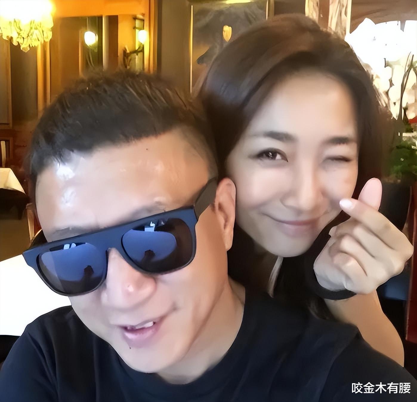 孙红雷现身香港茶餐厅,王骏迪素颜气质佳,逗乐邻桌小女孩超有爱