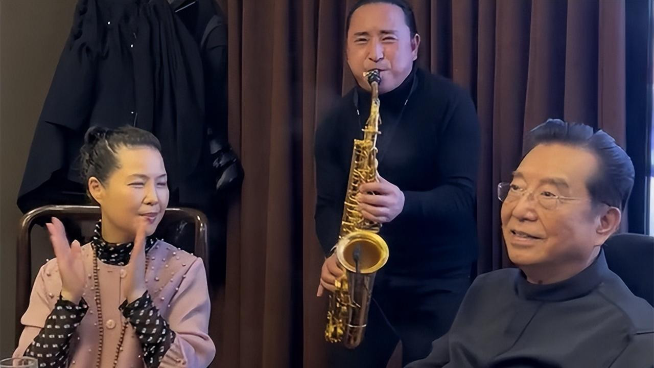 李双江|一天5个瓜！李双江夫妇疑为李天一出狱接风，曝具俊晔携2.2亿逃跑