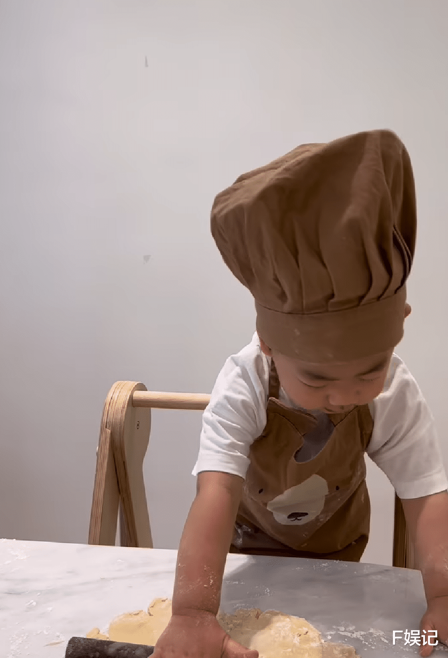 薛家燕|孙子亲手制作生日蛋糕和唱生日歌 薛家燕73岁生日笑得很开心