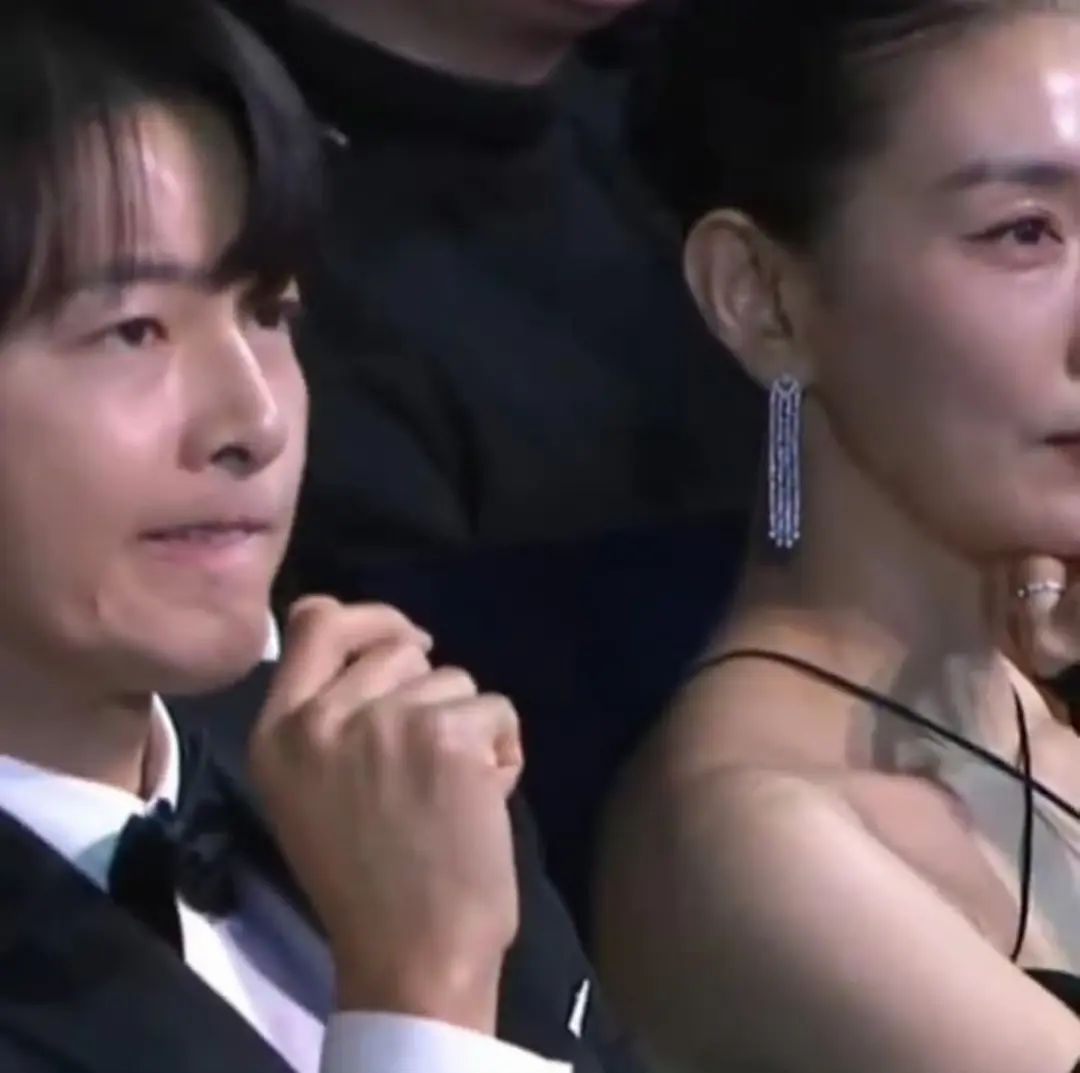 青龙电影节艺人表演很奇葩,宋仲基表情狰狞咬手指,郑秀晶无语