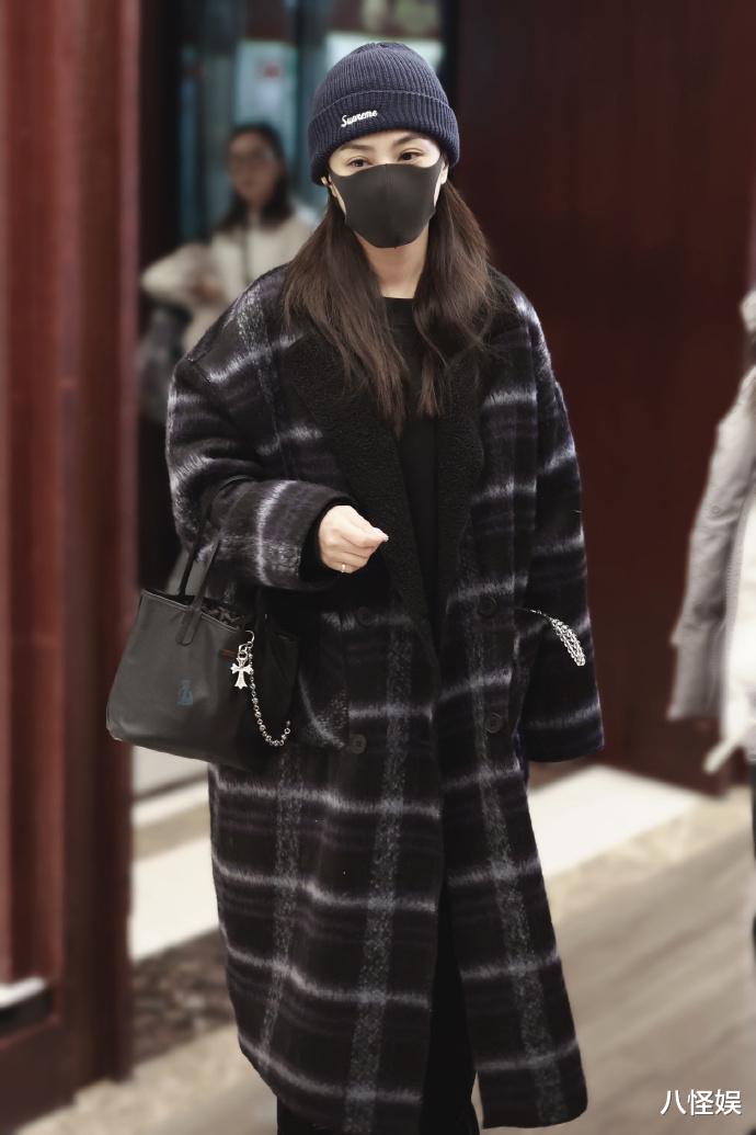 42岁阿娇近况曝光，皱着眉眯眼看手机被指老花，女神真的老了！