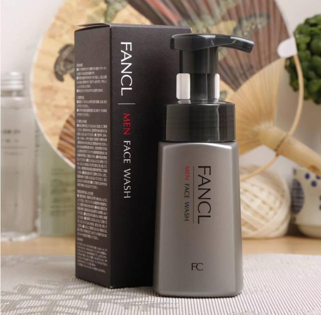 热门洗面奶推荐：有效溶解皮肤上多余的油脂，让肌肤清爽不油腻