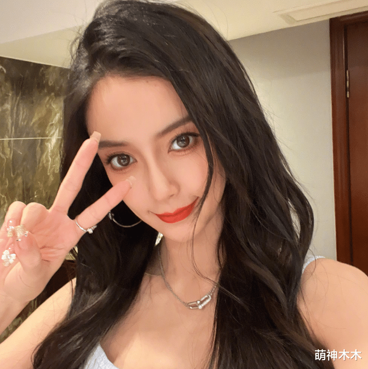 杨颖冬至带小海绵聚餐，全程目光不离儿子，事业停摆生活依然滋润