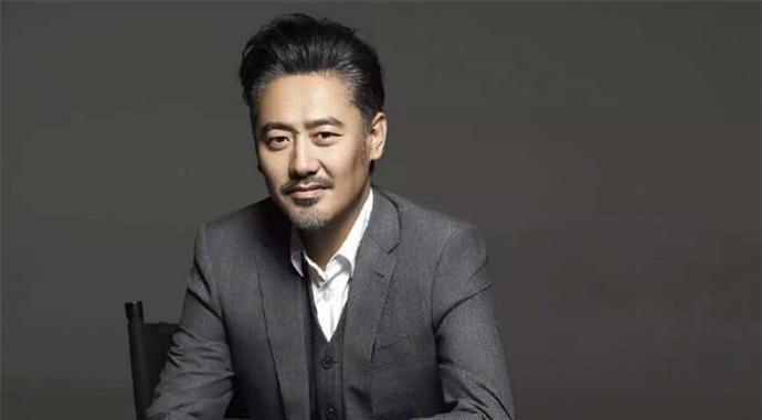 “出轨门”5年后,吴秀波回到妻子身边,仍是雅痞大叔依旧很潇洒