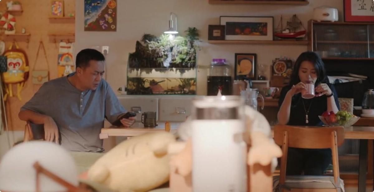 这一次,被勒出赘肉的王晓晨,把她的“中年尴尬”展现得淋漓尽致