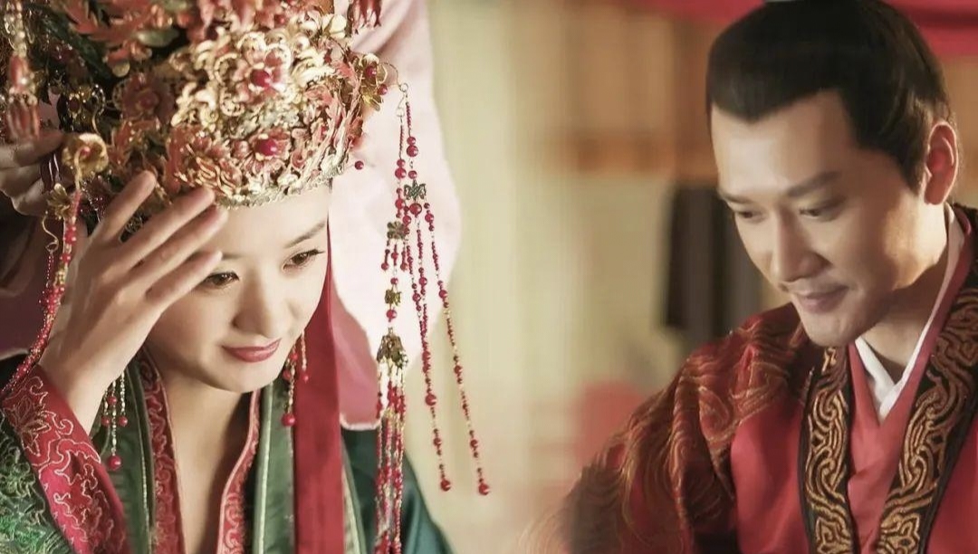 赵丽颖挺孕肚疑怀二胎!冯妈送上珠宝,冯绍峰放下工作陪伴左右