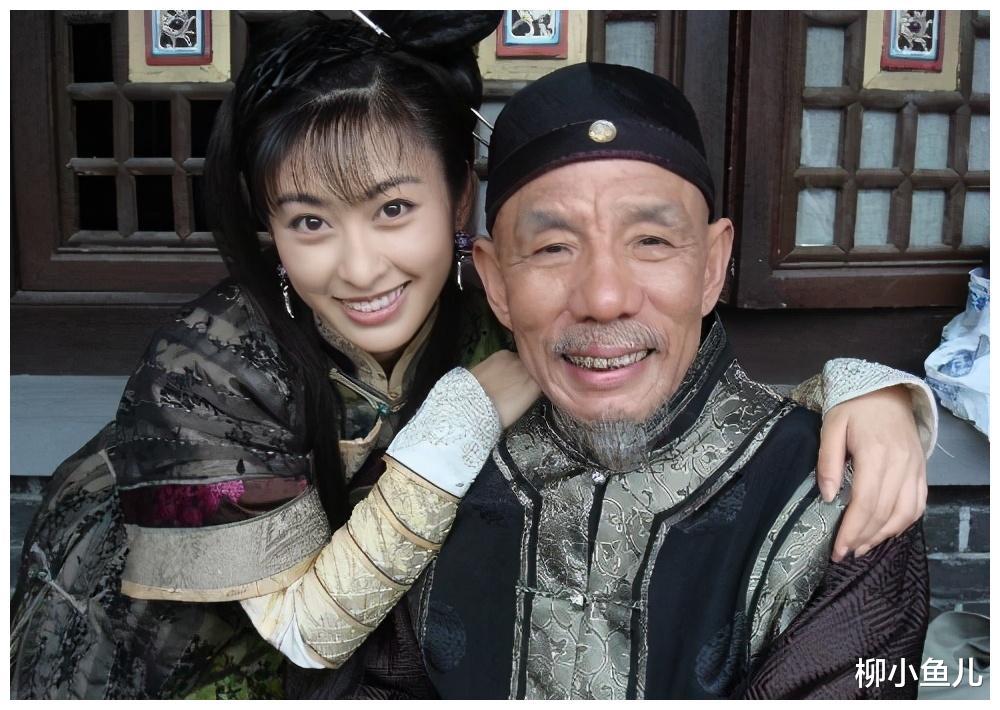 老戏骨魏宗万：被哥哥赶出家门，因租房娶房东二婚女儿，85岁仍住出租屋