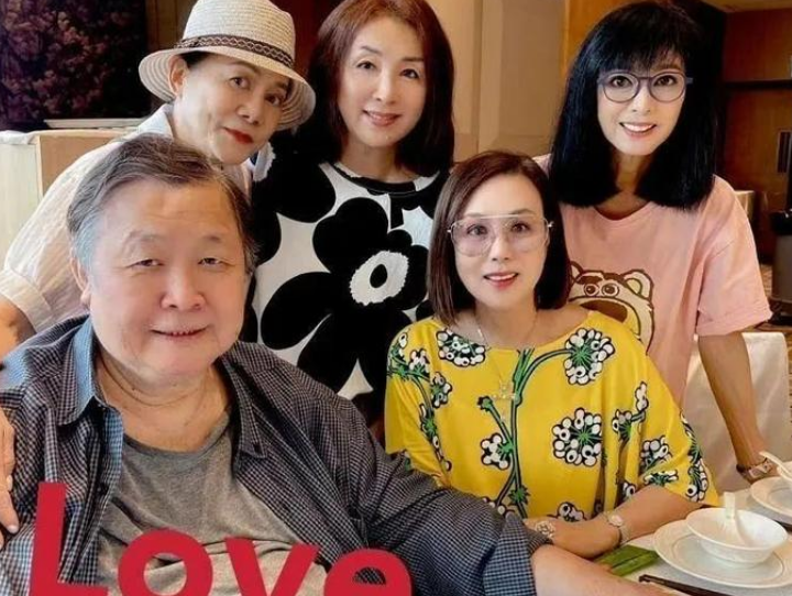 75岁港星罕见露面，坐轮椅吃快餐住廉价酒店，有4子女却晚景凄凉